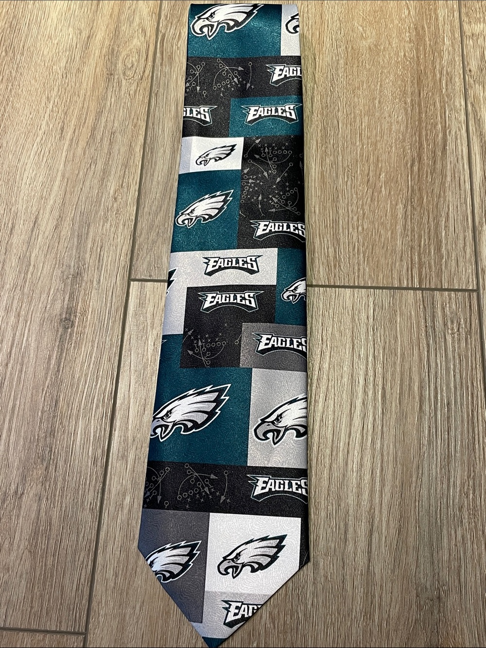 NFL Philadelphia Eagles logo tie EUC 2004